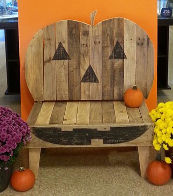 pallet-halloween-pumpkin-bench-upcycle-diy-halloween-decorations-outdoor-furniture
